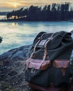 rucksack-neben-fluss